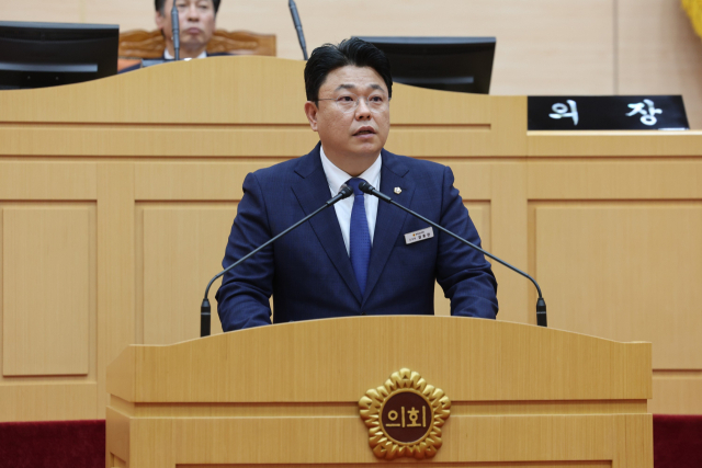 김호진 전남도의원(더불어민주당·나주1)은 지난 6일 제384회 임시회 도정 및 교육행정질문에서 대한민국 글로컬 미래교박람회 예산 집행에 있어 과도한 홍보비 지출 문제와 추진단장 임명 과정의 불투명성에 대한 문제를 제기했다. 특히 공모 절차 없이 교육청 퇴직 공무원을 추진단장으로 임명한 것은 낙하산 인사 의혹을 야기한다고 주장했다. 사진 제공=전남도의회