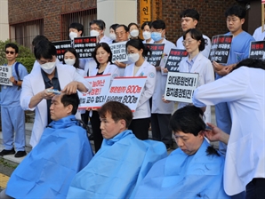 의대 교수들, 삭발·단식 투쟁…“2025년도 의대 증원 취소 촉구”