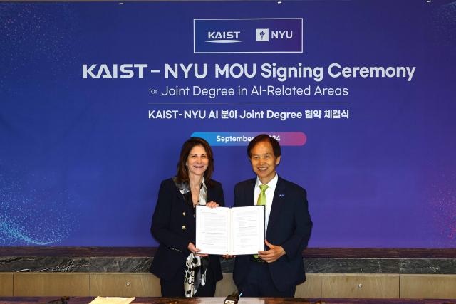 린다 밀스(왼쪽) NYU 총장과 이광형 KAIST 총장이 9일 서울 종로구 광화문 포시즌스호텔에서 열린 AI 분야 공동학위제 도입을 위한 업무협약식에 참석해 협약서를 들어보이고 있다. 사진 제공=KAIST