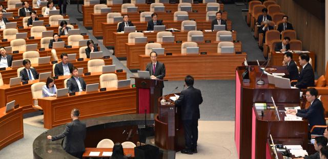 한덕수 국무총리가 9일 국회에서 열린 본회의에 참석해 박지원 더불어민주당 의원의 정치분야 대정부질문에 답하고 있다. 오승현 기자 2024.09.09