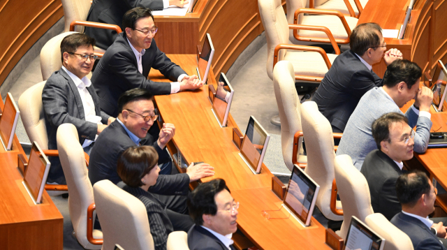 국민의힘 의원들이 9일 국회에서 열린 본회의에서 한덕수 국무총리와 박지원 민주당 의원 간 정치분야 대정부질문을 보며 폭소를 터뜨리고 있다. 오승현 기자 2024.09.09