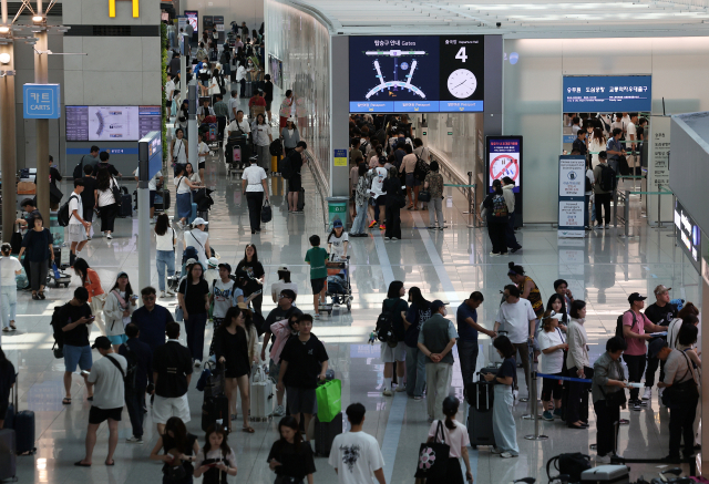 붐비는 인천공항 출국장. 연합뉴스