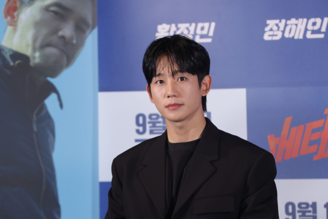 배우 정해인이 9일 오후 서울 용산구 CGV 용산아이파크몰에서 열린 영화 '베테랑2'기자간담회에서 취재진의 질문을 듣고 있다. 연합뉴스