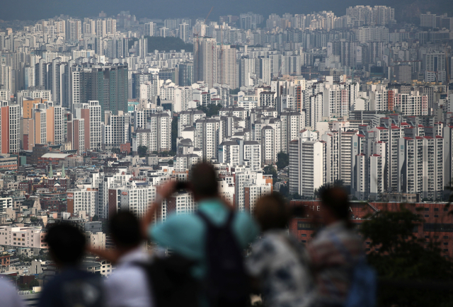 9일 오후 서울 중구 남산에서 바라본 서울시내 아파트. 뉴스1