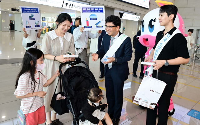 이정기 한국공항공사 사장 직무대행과 직원들이 10일 서울 강서구 김포공항 국내선 출발장에서 바이오패스 셀프 등록 활성화를 위한 캠페인을 하고 있다. 한국공항공사는 이날 국내선 항공기 탑승 신분확인 서비스인 '바이오패스'의 누적이용자 4천만 명 돌파를 계기로 신규 이용객 등록을 위한 캠페인을 실시했다. 권욱 기자 2024.9.10