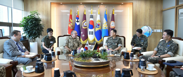 김명수(가운데 오른쪽) 합참의장이 10일 합참에서 카르스텐 브로이어 독일 합참의장과 한반도 안보정세 평가와 인도?태평양 지역 내에서의 상호 군사협력 증진 방안에 대해 논의하고 있다. 사진 제공=합참