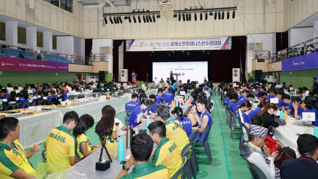 안성맞춤실내체육관에서 지난 9일 열린 ‘제17회 안성세계소프트테니스선수권대회’ 폐막식. 사진 제공 = 안성시