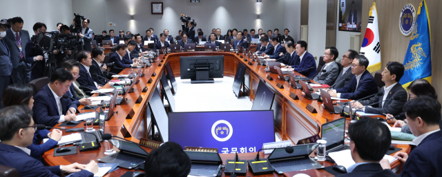 윤석열 대통령이 10일 서울 용산 대통령실 청사에서 국무회의를 주재하고 있다. 연합뉴스