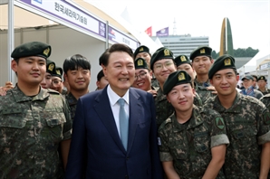 취업 박람회 깜짝 방문한 尹 "제대 군인 많이 뽑아달라"