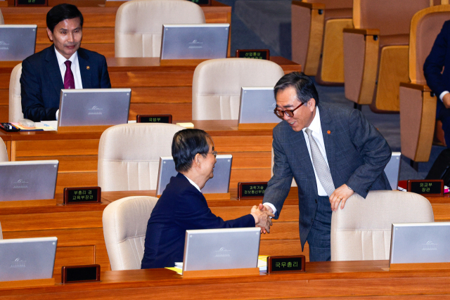 한덕수 국무총리(왼쪽)와 조태열 외교부 장관이 10일 오후 서울 여의도 국회 본회의장에서 외교·통일·안보 분야 대정부질문에 앞서 인사를 나누고 있다. 2024.9.10/뉴스1