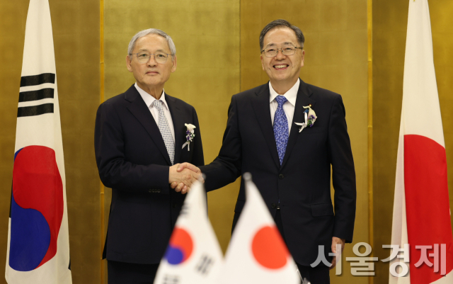 유인촌 문화체육관광부 장관이 10일 오후 한중일 관광장관 회의 참석을 위해 일본 고베를 방문해 호텔 오쿠라 고베에서 사이토 데츠오 일본 국토교통성 대신과 한일 양자회의를 하기에 앞서 기념촬영을 하고 있다. 사진 제공=문체부