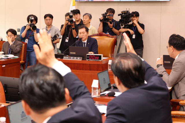 11일 오전 서울 여의도 국회에서 열린 법제사법위원회 전체회의에서 국민의힘 소속 장동혁 의원과 송석준 의원이 의사진행발언 기회를 요청하고 있다. 연합뉴스