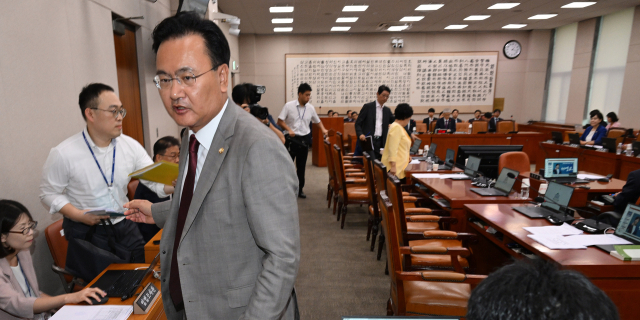 유상범 국회 법제사법위원회 여당 간사가 11일 국회에서 열린 법사위 전체회의에서 '김건희 특검법'과 더불어민주당을 비롯한 야 5당이 공동 발의한 제3자 추천 방식의 '채상병 특검법'의 표결 직전 반발하며 회의장에서 퇴장하고 있다. 이날 야당은 단독으로 법안들을 통과시켰다. 오승현 기자