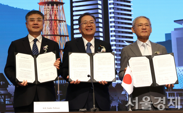 11일 일본 고베에서 열린 ‘제10회 한중일 관광장관 회의’에서 유인촌(오른쪽부터) 문화체육관광부 장관이 사이토 데쓰오 일본 국토교통성 대신, 장정 중국 문화여유부 부부장과 ‘공동선언문’에 서명한 후 기념 촬영을 하고 있다. 사진 제공=문체부