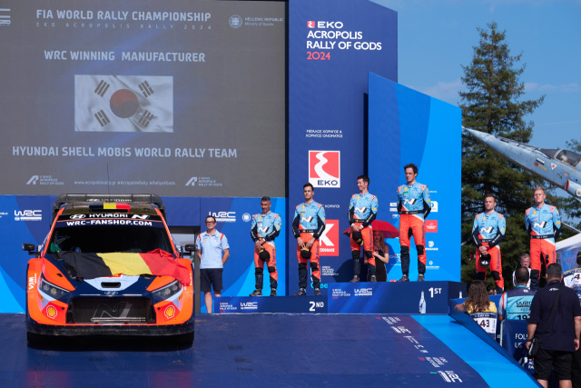 현대차가 5일부터 8일(현지 시간)까지 그리스 라미아에서 열린 ‘2024 WRC(World Rally Championship)’ 시즌 10라운드에서 현대차 월드랠리팀 참가 선수 전원이 1·2·3위를 석권하는 트리플 포디움을 달성했다. 2024 WRC 그리스 랠리에서 시상식이 열리고 있다. 사진 제공=현대차