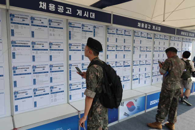 이달 10일 서울 용산구 전쟁기념관 평화의광장에서 열린 2024 제대군인 취·창업박람회에서 병사들이 채용공고 게시대를 살펴보고 있다. 연합뉴스