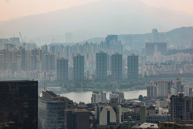 남산에서 바라본 서초구 일대 아파트. /연합뉴스