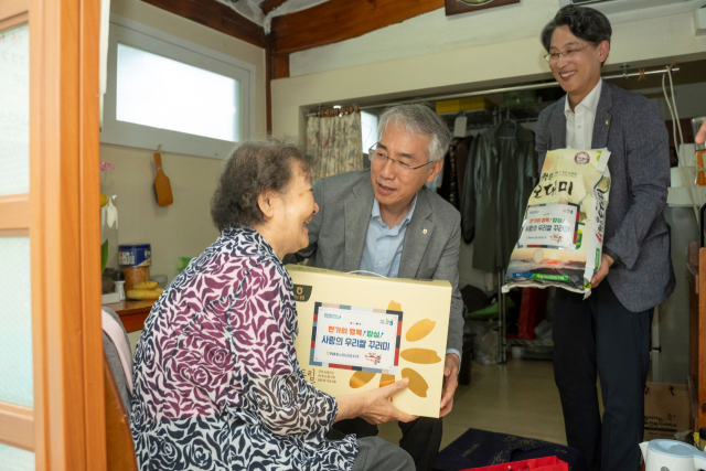 이석준(가운데) NH농협금융지주 회장이 10일 추석 명절을 맞이해 서울시 종로구에 거주하는 어르신에게 농산물 꾸러미를 전달하고 있다. 사진 제공=NH농협금융지주