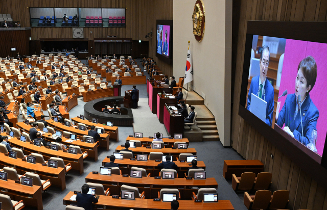 한덕수 국무총리가 11일 경제분야 대정부 질문이 진행된 국회 본회의에 참석해 이언주 더불어민주당 의원과 티몬·위메프 책임 소재와 관련해 설전을 벌이고 있다. 오승현 기자 2024.09.11