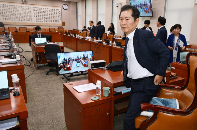 정청래 국회 법제사법위원장이 11일 국회에서 열린 법사위 전체회의에서 산회를 선포한 뒤 회의장을 나서고 있다. 이날 민주당을 비롯한 야당은 여당이 불참한 가운데 단독으로 '김건희 특검법'과 '채상병 특검법'을 통과시켰다. 오승현 기자 2024.09.11