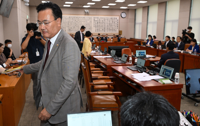 유상범 국회 법제사법위원회 여당 간사가 11일 국회에서 열린 법사위 전체회의에서 '김건희 특검법'과 더불어민주당을 비롯한 야 5당이 공동 발의한 제3자 추천 방식의 '채상병 특검법'의 표결 직전 반발하며 회의장에서 퇴장하고 있다. 이날 야당은 단독으로 법안들을 통과시켰다. 오승현 기자 2024.09.11