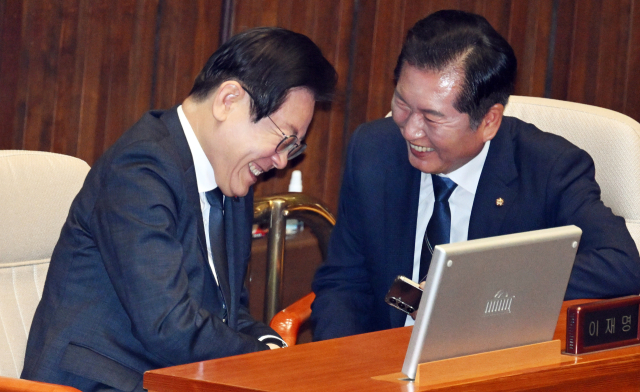 이재명(왼쪽) 더불어민주당 대표와 정청래 국회 법제사법위원장이 11일 경제분야 대정부 질문이 진행된 국회 본회의에 참석해 대화하며 박장대소 하고 있다. 이날 열린 법사위 전체회의에서 야당은 '김건희 특검법'과 '채상병 특검법'을 여당이 불참한 가운데 단독으로 처리했다. 오승현 기자 2024.09.11