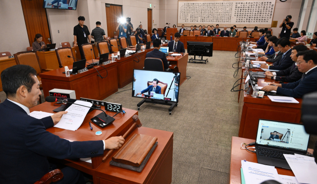 정청래 국회 법제사법위원장이 11일 국회에서 열린 법사위 전체회의에서 '김건희 특검법'과 더불어민주당을 비롯한 야 5당이 공동 발의한 제3자 추천 방식의 '채상병 특검법'의 가결을 선포하며 의사봉을 두드리고 있다. 이날 여당은 법안 처리에 반발하며 표결 직전 퇴장했고, 야당은 단독으로 법안들을 처리했다. 오승현 기자 2024.09.11