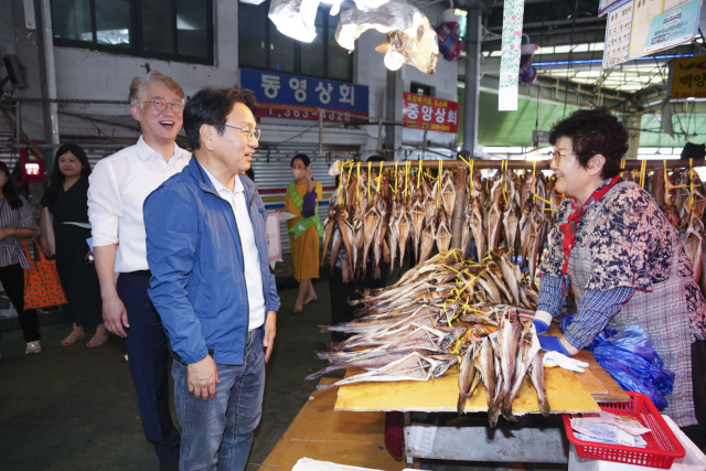 강기정 광주광역시장이 추석명절을 앞두고 11일 광주 서구 양동전통시장을 찾아 제수용품을 구매하며 상인들을 격려하고 있다. 사진 제공=광주광역시