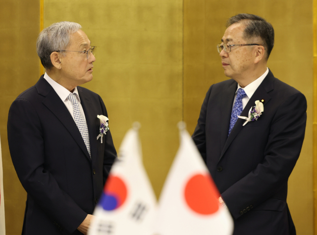 유인촌(왼쪽) 문화체육관광부 장관이 10일 일본 고베시 오쿠라호텔에서 열린 ‘한일 문화장관 양자회담’에서 사이토 데쓰오 일본 국토교통성 대신과 인사하고 있다. 유 장관은 12일에 자리를 교토로 옮겨 일본 모리야먀 마사히토 문부과학성 대신과 회담할 예정이다. 사진 제공=문체부