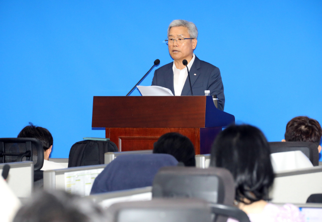 김동철 한국전력 사장이 지난달 28일 오후 정부세종청사 산업통상자원부 기자실에서 기자 간담회를 열고 전기요금, 송배전 등 한전 현안을 설명하고 질문에 답하고 있다. 연합뉴스.