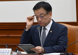 자료 살펴보는 최상목 부총리