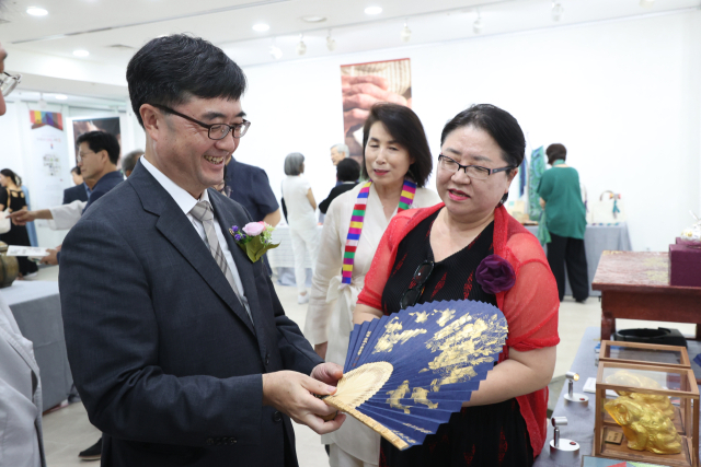 임기근(왼쪽 첫 번째) 조달청장이 ‘정부조달문화상품 추석맞이 인사동 여행展’에 전시되고 있는 전통문화상품을 살펴보고 있다. 사진제공=조달청