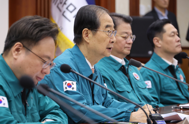 한덕수 국무총리가 12일 서울 종로구 정부서울청사에서 열린 의사집단행동 중앙재난안전대책본부 회의에서 발언하고 있다./연합뉴스