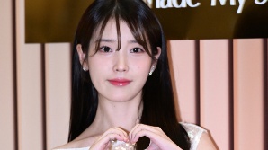 손흥민 '잔디 지적'에 난처한 아이유…"콘서트 취소하라" 민원 등장