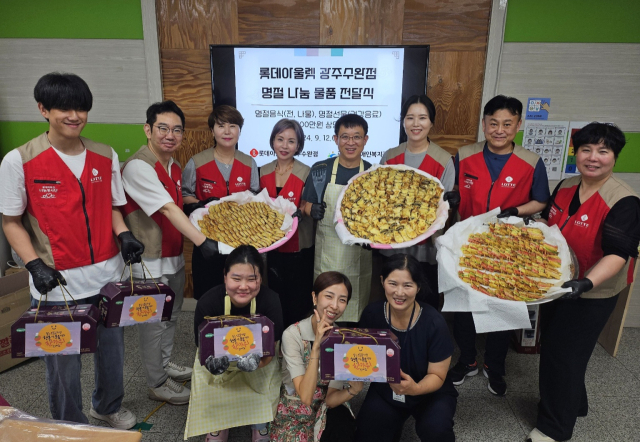 롯데아울렛 광주수완점 샤롯데봉사단은 12일 광주광역시 광산구 장애인복지관에서 복지관 직원들과 함께 명절 나눔 물품 전달식을 갖고 기념촬영을 하고 있다. 사진 제공=롯데백화점 광주점