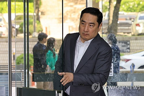 조국 전 법무부 장관의 딸 조민 씨가 포르쉐 자동차를 탄다고 주장해 명예훼손 혐의로 재판에 넘겨진 강용석 변호사가 지난 4월 23일 오전 서초구 서울중앙지방법원에서 열린 선고 공판에 출석하기 위해 법정으로 향하는 모습 [연합뉴스 자료사진]