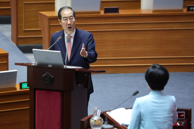 한덕수(왼쪽) 국무총리가 12일 오후 국회 본회의장에서 열린 교육·사회·문화 분야 대정부 질문에서 백혜련 더불어민주당 의원의 질문에 답하고 있다. 연합뉴스