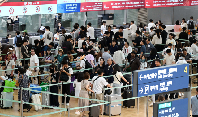 추석 연휴를 앞둔 12일 인천국제공항 제1여객터미널 출국장이 이용객들로 붐비고 있다. 영종도=권욱 기자 2024.9.12