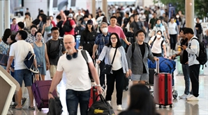 추석 연휴 앞두고 붐비는 인천공항