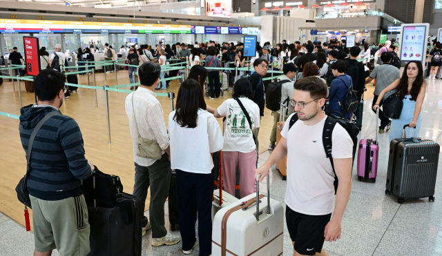 추석 연휴를 앞둔 12일 인천국제공항 제1여객터미널 출국장이 이용객들로 붐비고 있다. 영종도=권욱 기자 2024.9.12