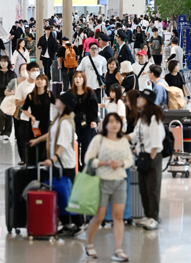 추석 연휴를 앞둔 12일 인천국제공항 제1여객터미널 출국장이 이용객들로 붐비고 있다. 영종도=권욱 기자 2024.9.12