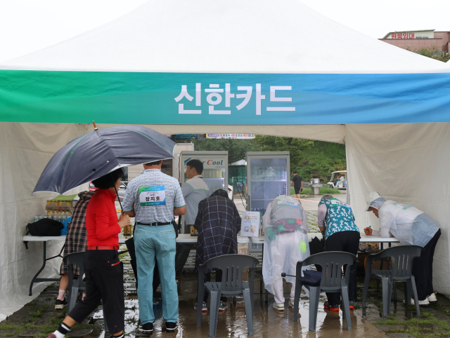 12일 경기 양평군 양평파크골프장에서 열린 ‘제1회 서울경제·어깨동무파크골프 마스터즈 전국 대회’의 신한카드 경품 이벤트 현장. 정예지 기자