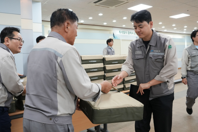 세진중공업이 12일 추석을 맞아 협력사 초청 간담회를 진행하며 선물을 전달했다. 사진제공=세진중공업