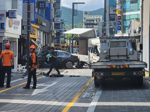 부산서 '시청역 역주행' 판박이 사고…인도 위 행인 덮친 70대 운전자 '급발진'