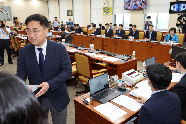 국회 과학기술정보방송통신위원회 최형두 국민의힘 간사가 13일 국회에서 열린 과방위 전체회의에서 경찰의 방송통신심의위원회 사무실 압수수색과 관련해 긴급 현안질의를 야당이 강행하는 것에 대해 항의하며 퇴장하고 있다. 연합뉴스