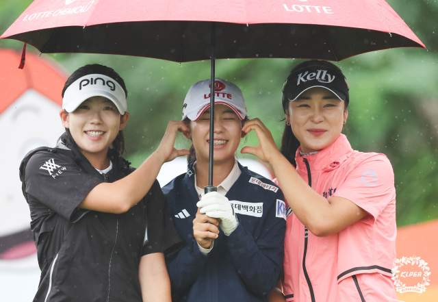 동반 라운드를 한 윤다현(왼쪽부터), 황유민, 윤이나. 사진 제공=KLPGA