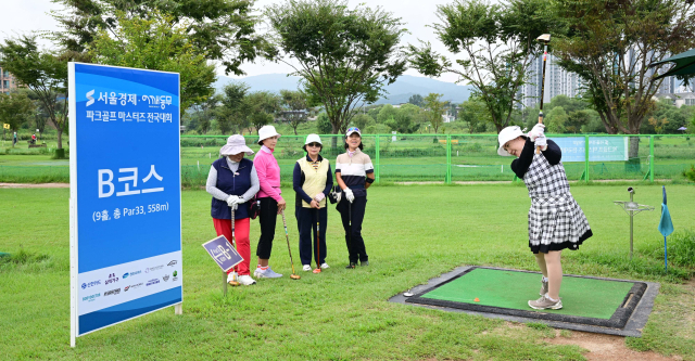 13일 경기도 양평군 양평파크골프장에서 열린 ‘제1회 서울경제·어깨동무 파크골프 마스터즈 전국 대회’에서 참가 선수가 호쾌한 샷을 하고 있다. 이번 대회에는 전국 17개 시도의 선수 482명이 참가해 기량을 겨뤘다. /권욱 기자