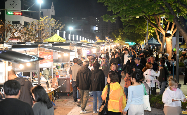 “달콤한 ‘히죽이 대빵’도 먹고, 막걸리 슬러시도 마시고…가을밤 야시장서 즐겨요”