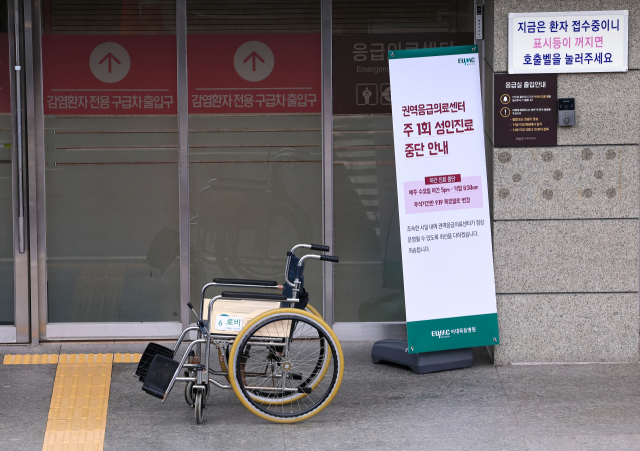 복지장관 '힘든 상황 의료진 노고 감사'… 정부, 비상응급 대응 안간힘