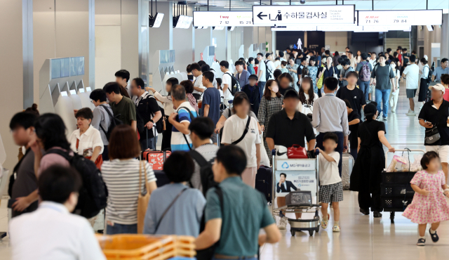 세계 곳곳 '오버투어리즘' 몸살…관광세 부과에 반관광 시위까지